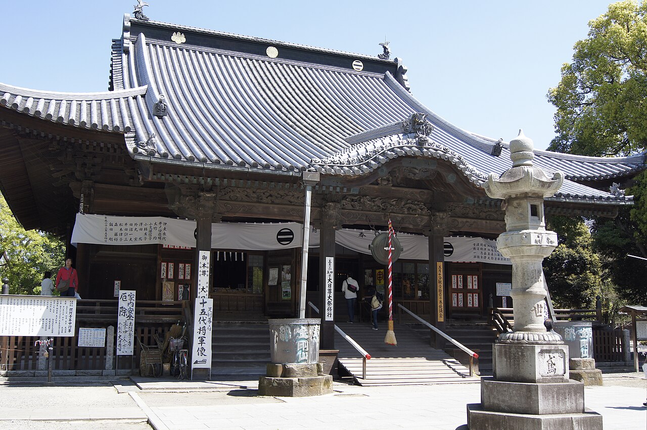 足利氏館 深い水堀と土塁に囲まれた鑁阿寺の本堂