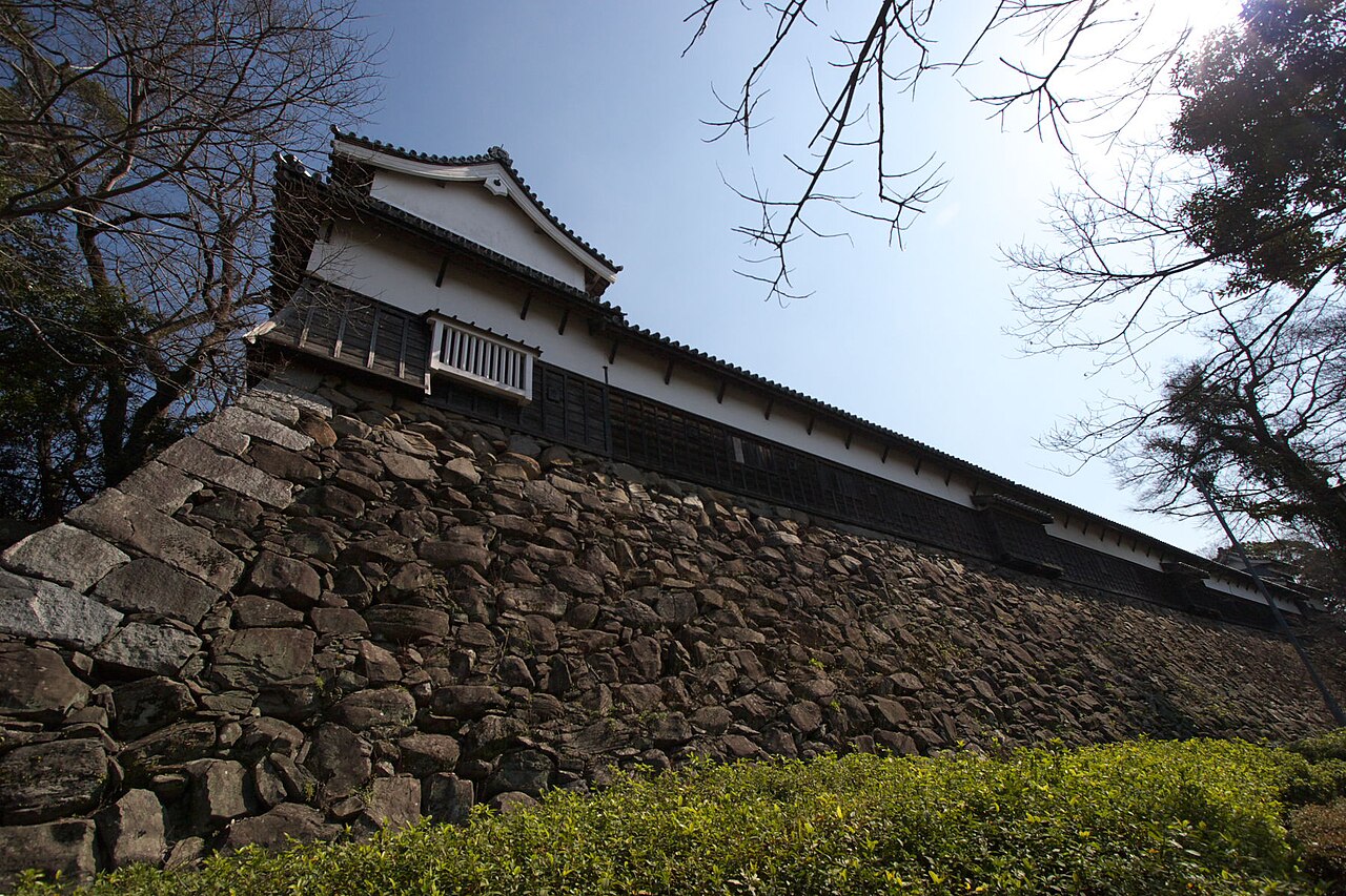 福岡城跡の桜と石垣