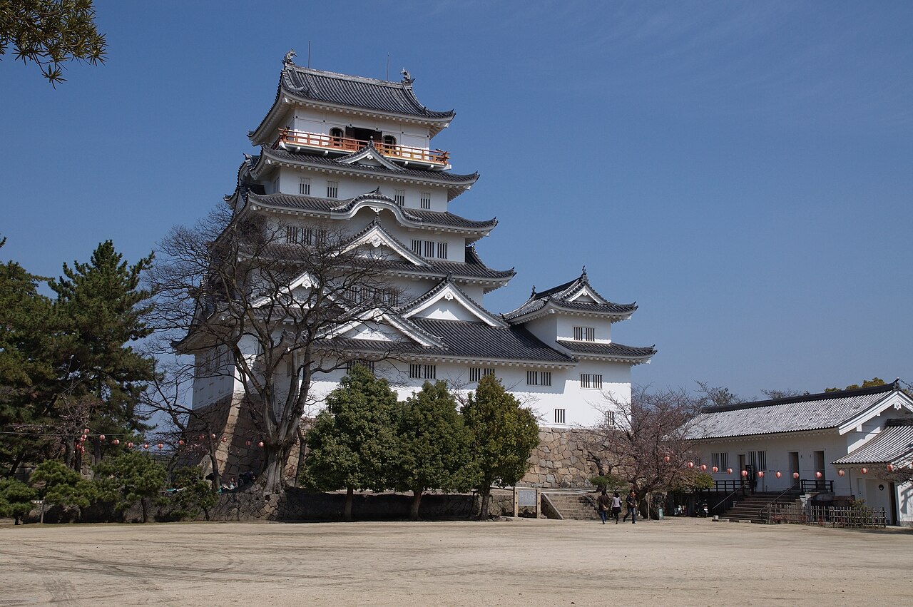 福山城 北側鉄板張りが美しく復元された壮大な五重天守と本丸石垣