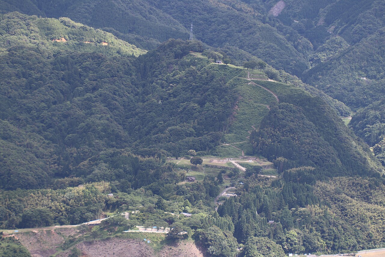 月山富田城 険しい山並みと本丸跡の石垣