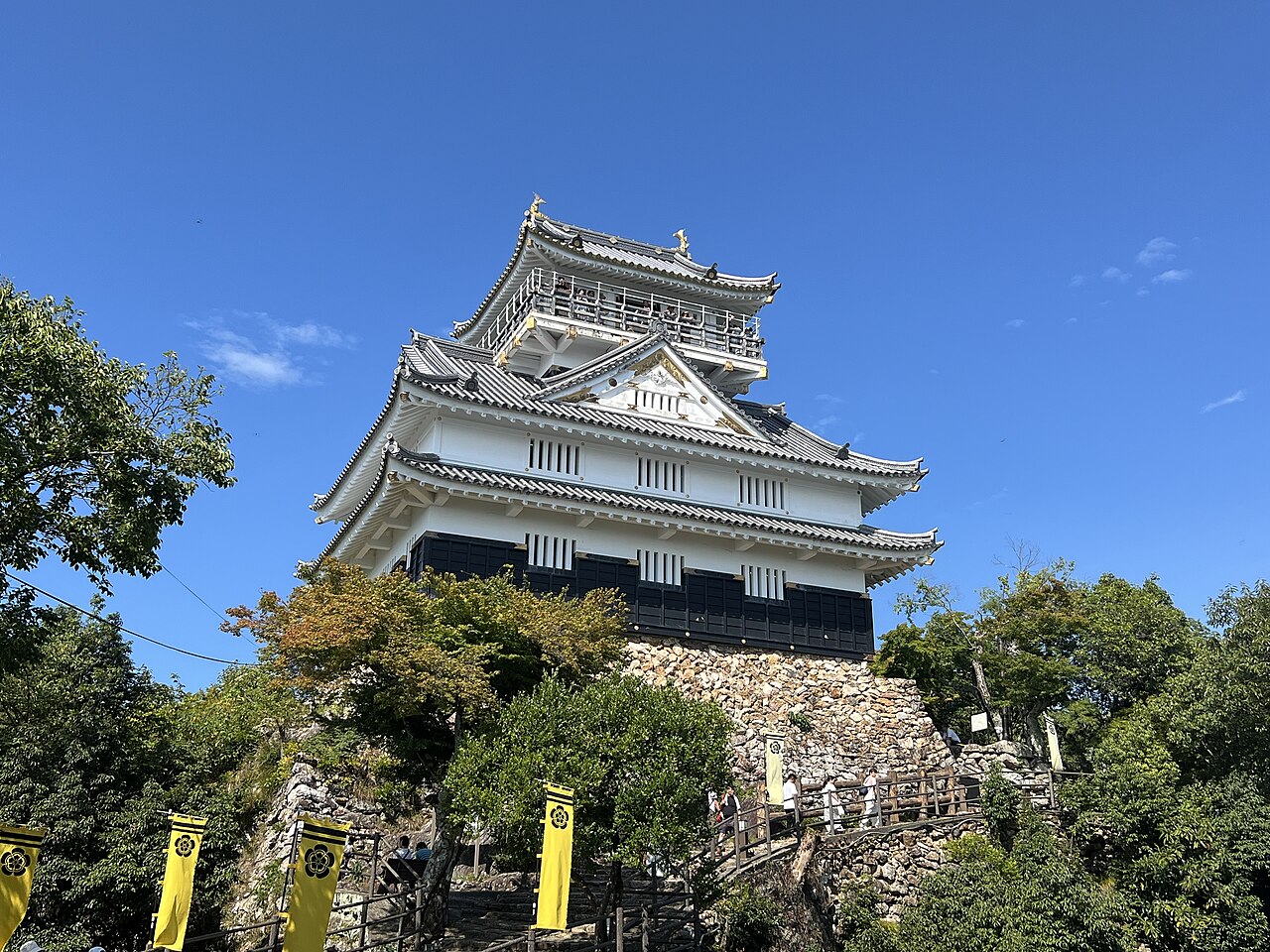 金華山の山頂にそびえる岐阜城天守