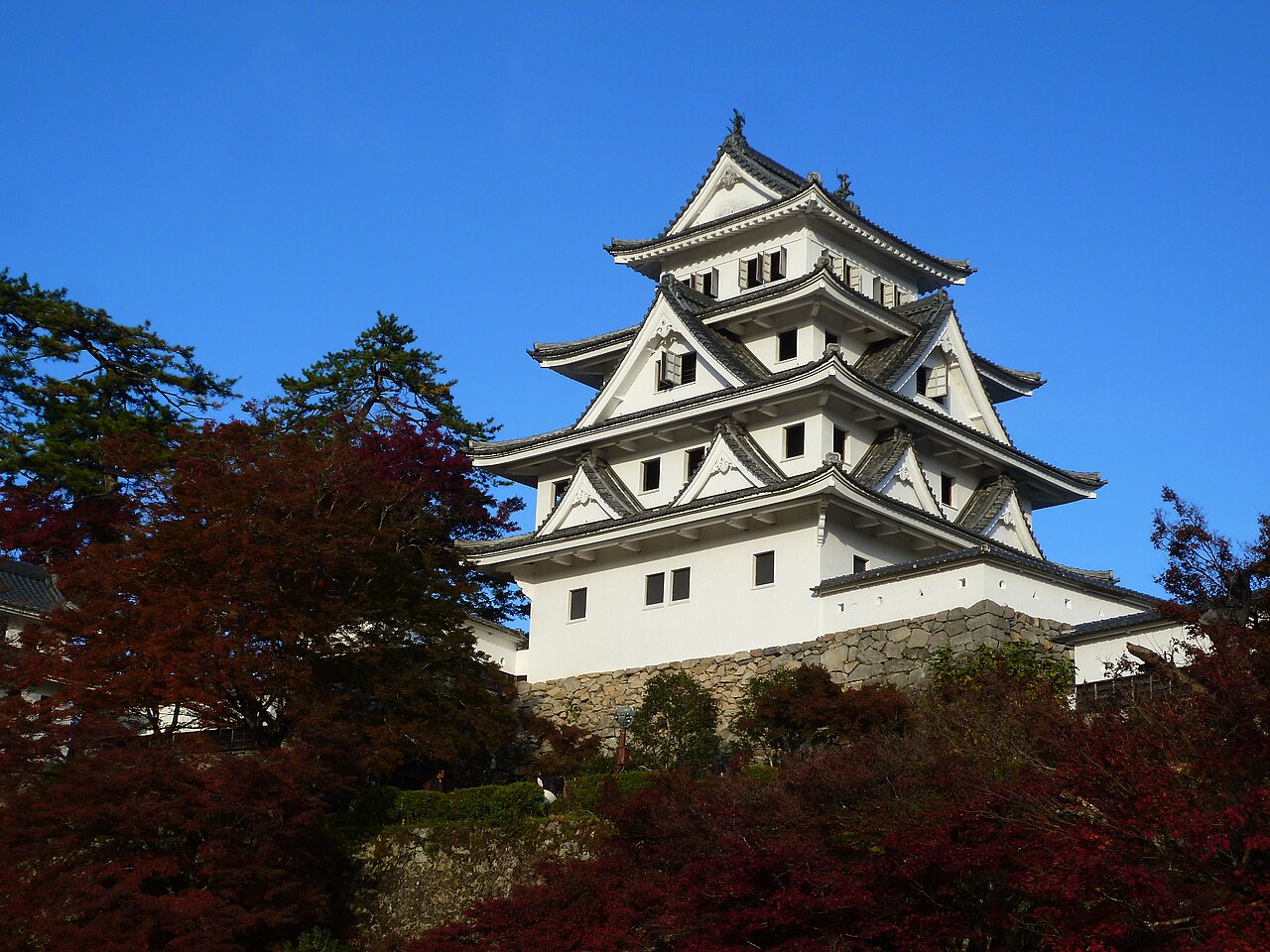 郡上八幡城 新緑や紅葉に包まれる日本最古の木造復元天守
