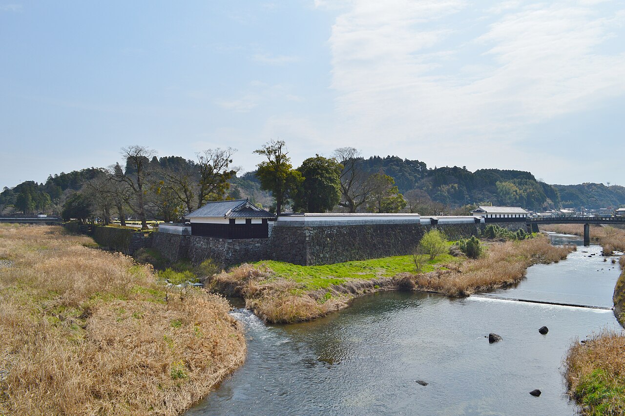 人吉城 球磨川沿いのはね出し石垣（武者返し）