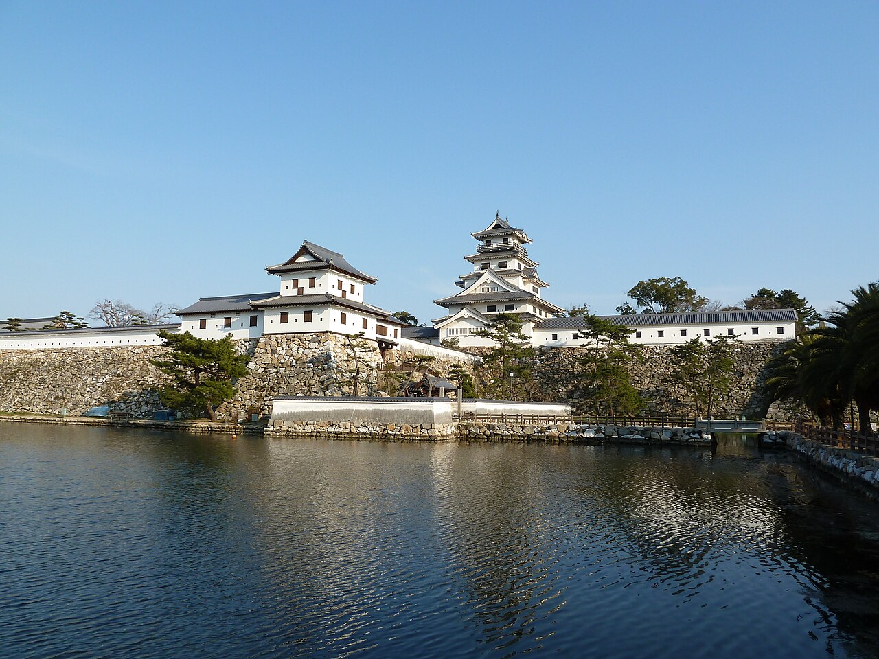 今治城 復興天守と海水堀