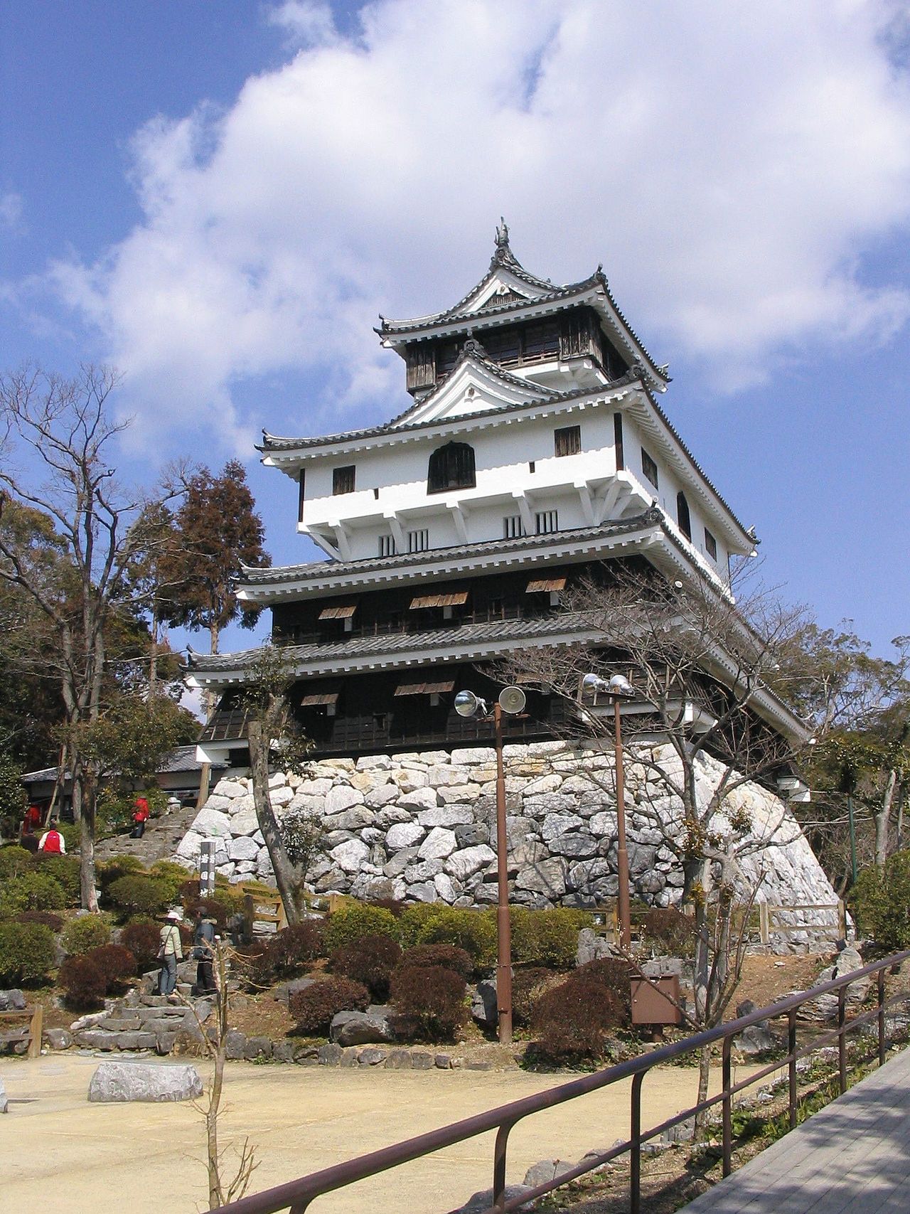 山頂にそびえる岩国城天守閣