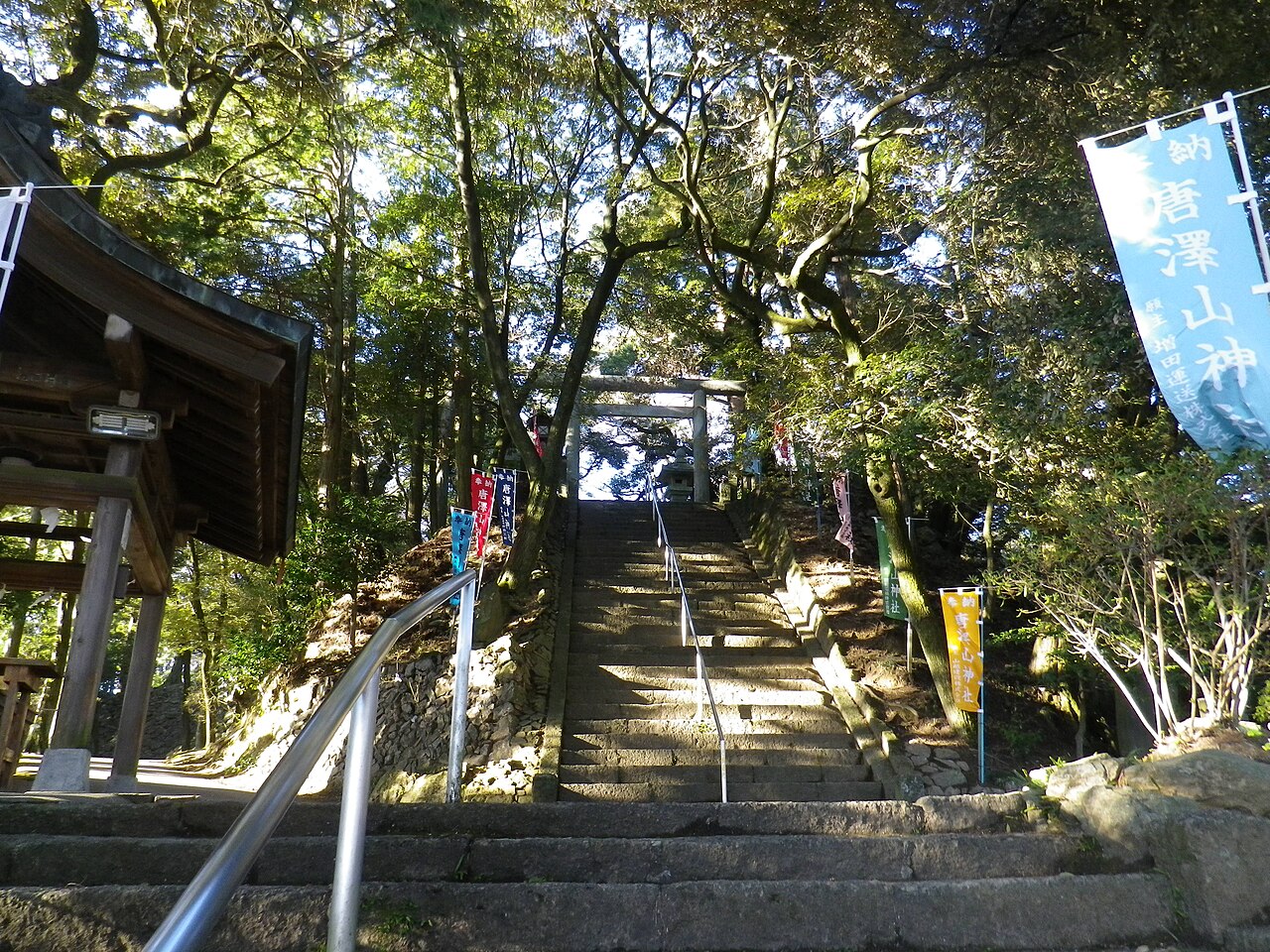 唐沢山城 山頂本丸の野面積み高石垣と唐沢山神社