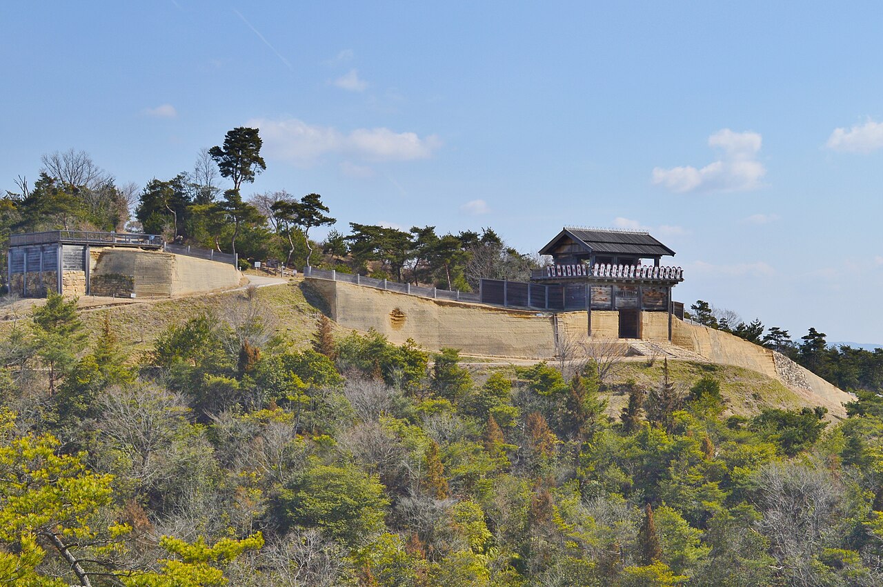 鬼ノ城 鬼城山山頂に復元された古代の西門と版築の城壁