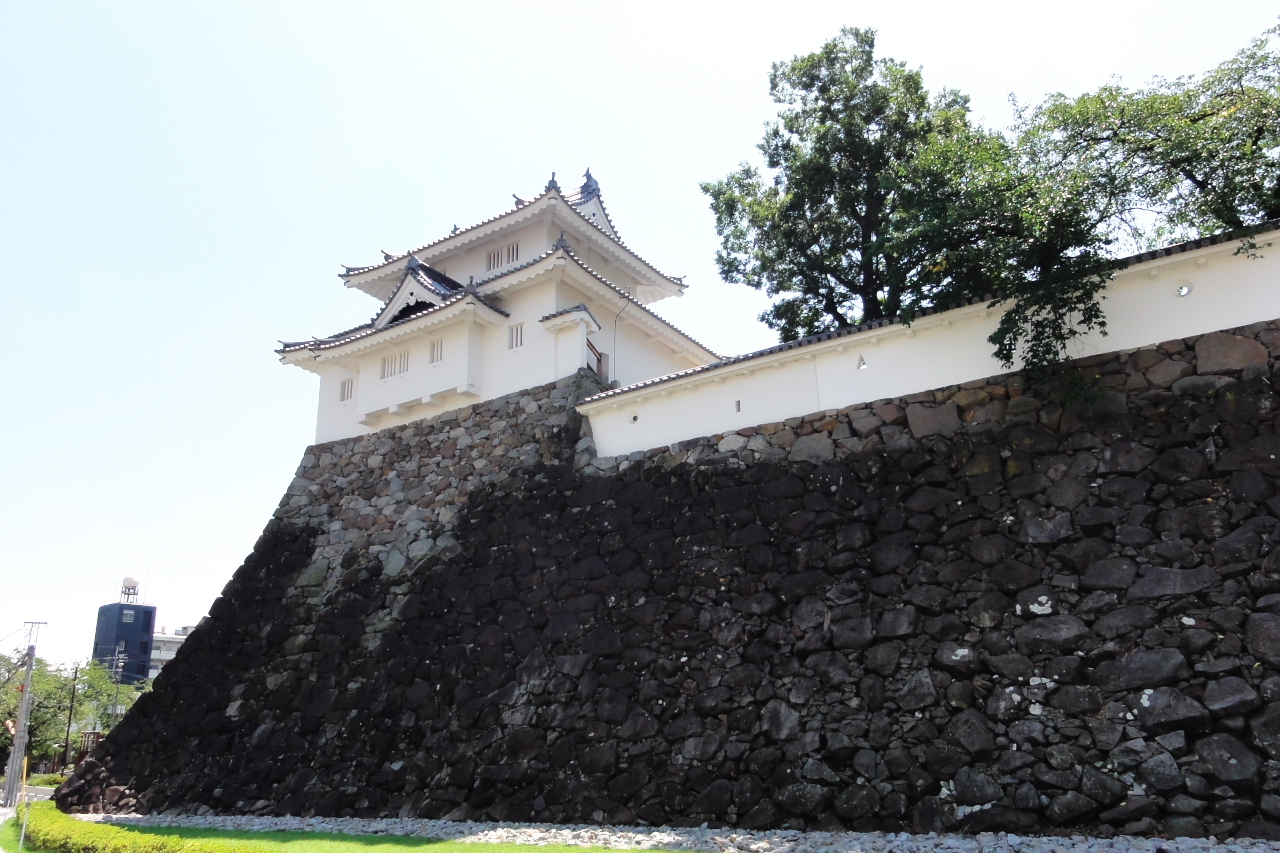 甲府城 堂々たる天守台石垣と背後にそびえる富士山