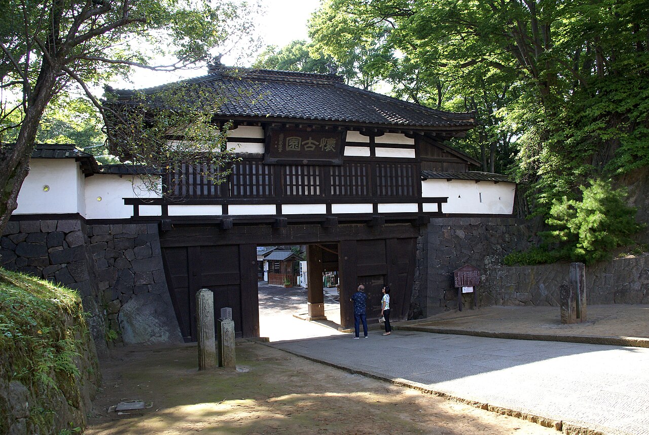 小諸城 重要文化財の三の門と緑豊かな懐古園の石垣群