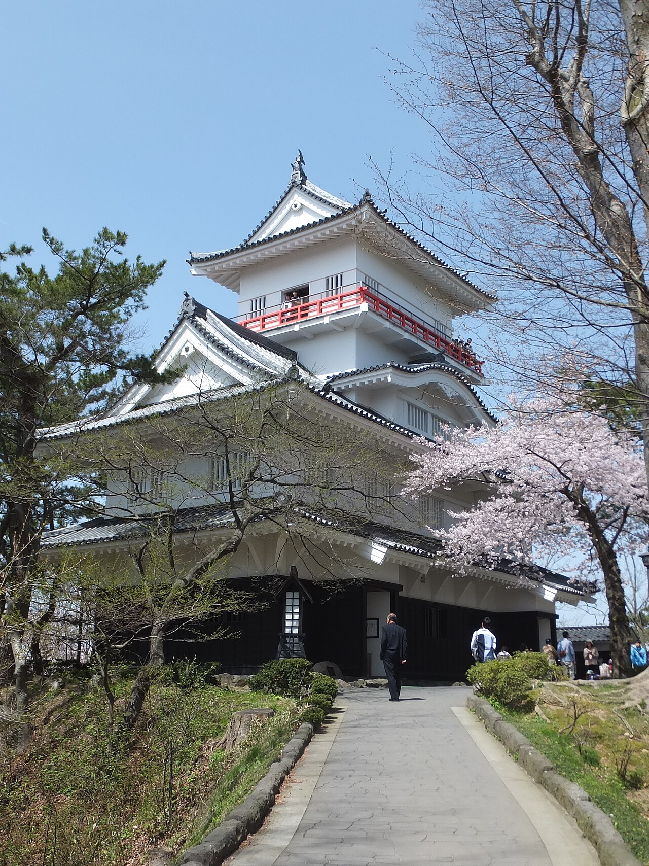 久保田城 本丸跡に復元された御隅櫓と緑豊かな千秋公園