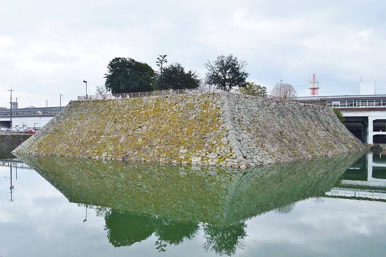 三原城跡 日本最大級の広さを誇る本丸天守台石垣と堀