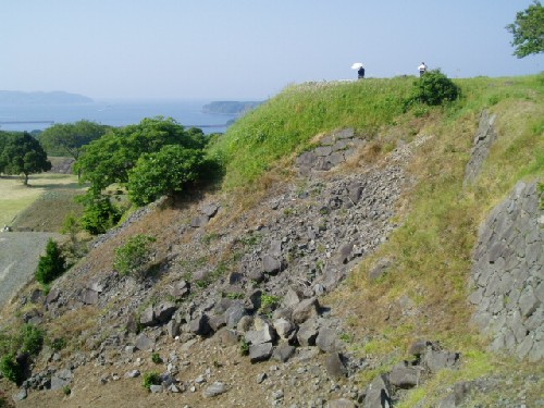 名護屋城 本丸の壮大な石垣と玄界灘の眺望