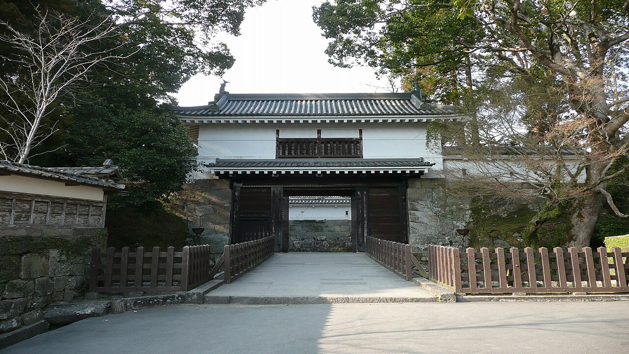 飫肥城 飫肥杉で復元された重厚な大手門と石垣
