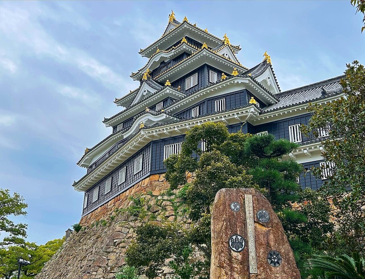 黒い外観の岡山城天守
