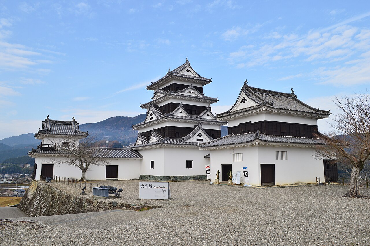 大洲城 肱川の河畔にたたずむ木造復元天守と重要文化財の櫓群