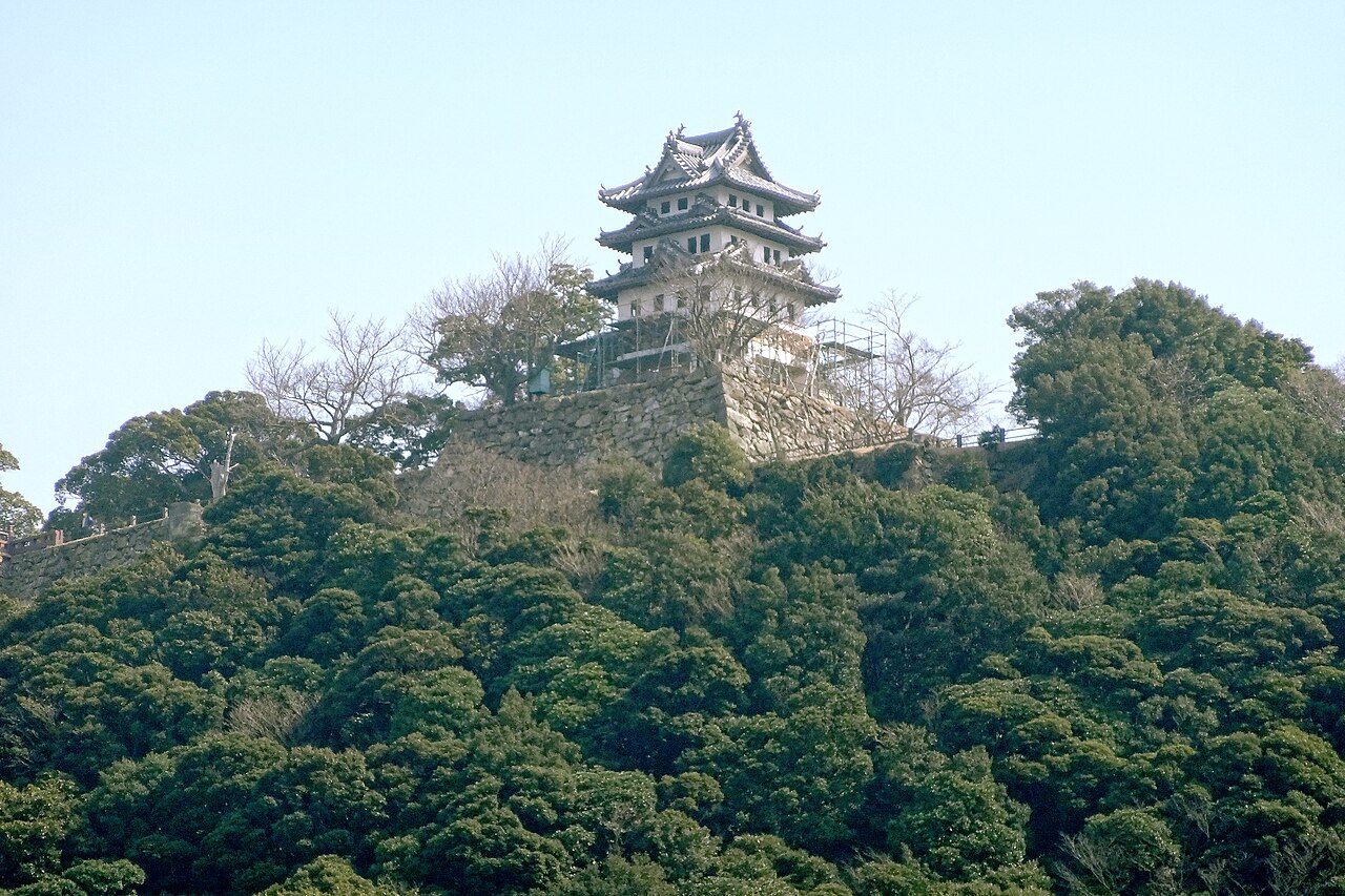 洲本城 三熊山山頂の重厚な石垣と紀淡海峡を見渡す模擬天守