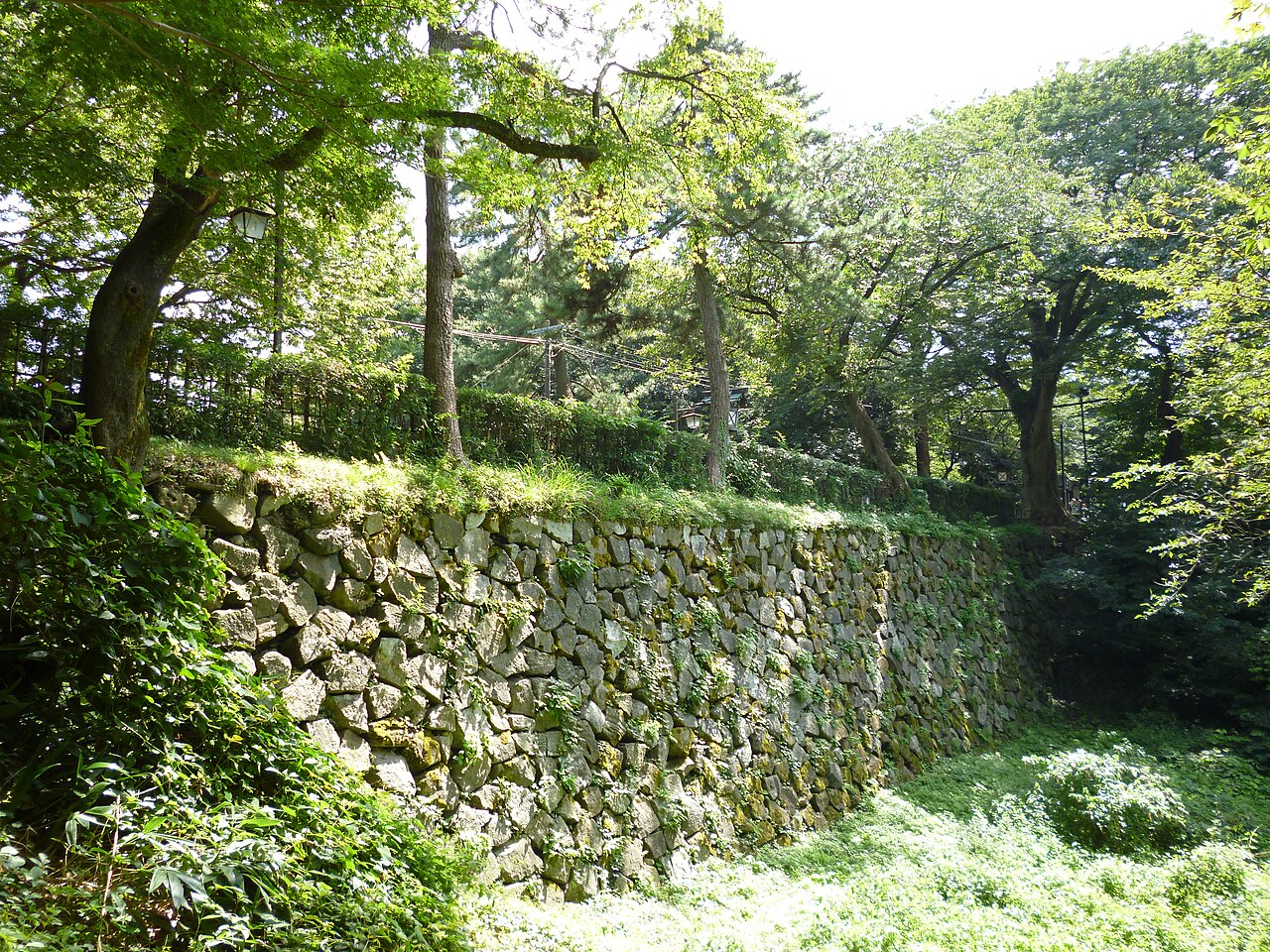 高岡城 広大な水堀と豊かな自然
