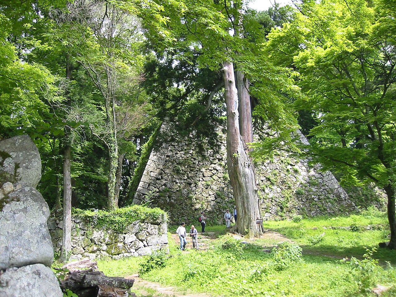 高取城 本丸の高石垣と天守台跡
