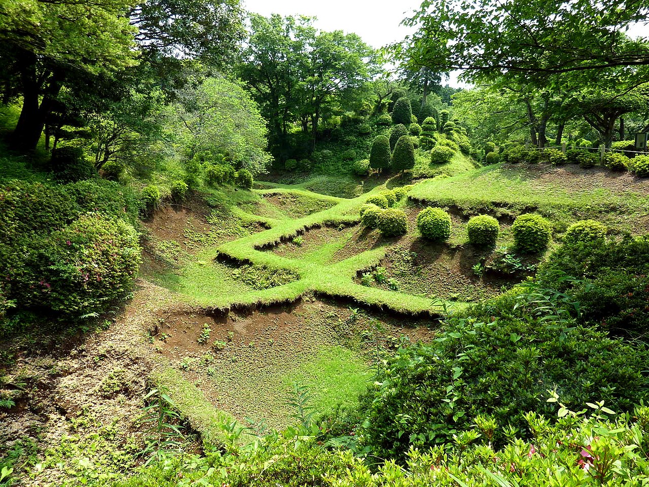 山中城 緑豊かな芝生に包まれた障子堀と富士山の美しい景観