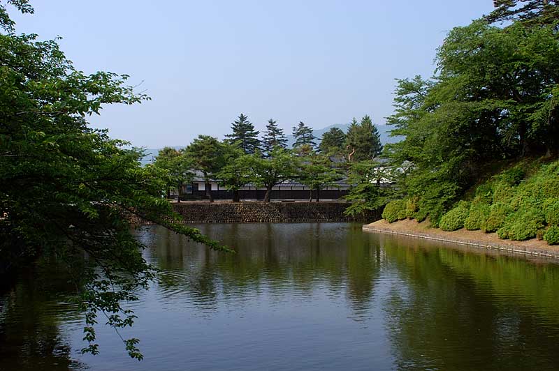 米沢城跡 本丸を囲む美しい水堀と上杉神社の舞鶴橋