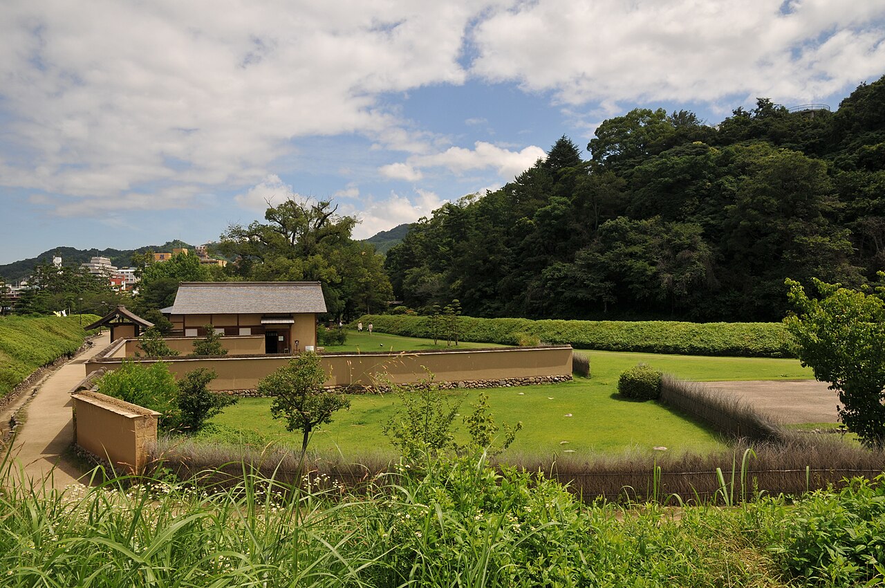 湯築城跡（道後公園）の復元武家屋敷と土塁